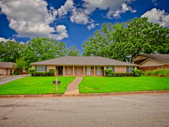 Primary Photo - 2202 Aberdeen Dr