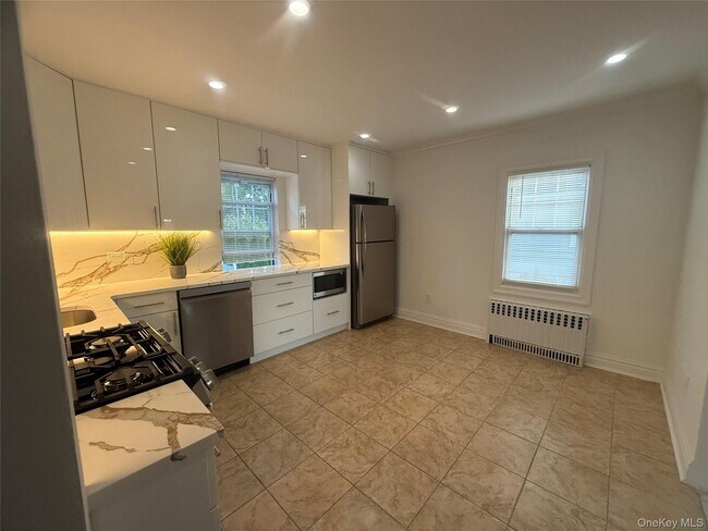 Building Photo - 260 Gainsborg Ave