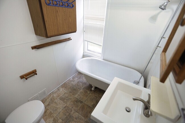 Building Photo - 854 Crosby St NW