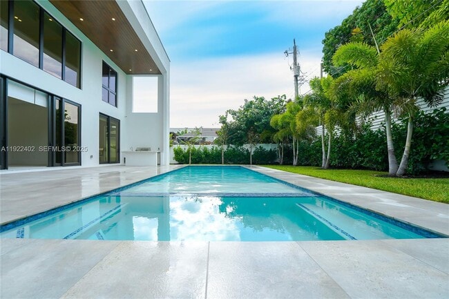 Building Photo - 333 NE Spanish Ct