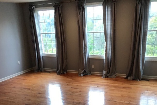 Building Photo - 541 Sweetbriar St