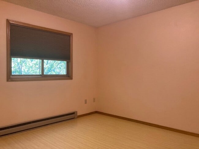 Building Photo - 2 Bedroom Apartment Near MSU! Small Dogs W...