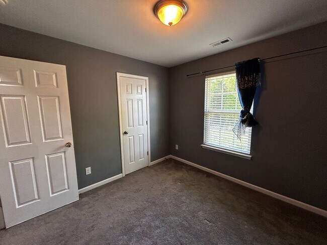 Building Photo - Beautiful 3 Bedroom Home With Bonus Room!!