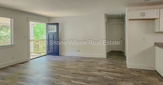 Building Photo - Move in special! 1/2 off the first month's rent!   Recently renovated 3 BR/ 1 BA home.  Big front...