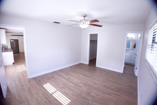 Building Photo - 700 N Perry Ave