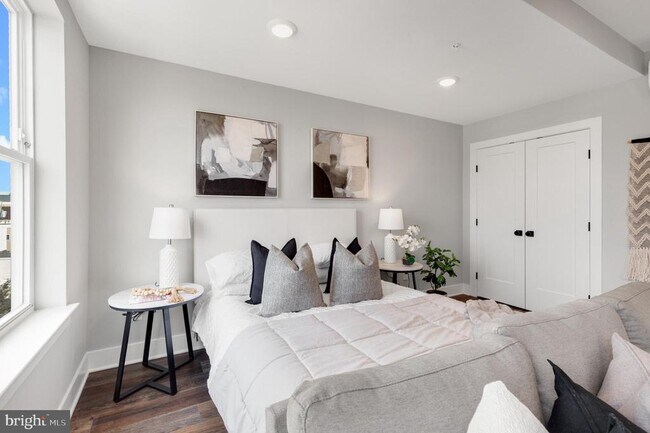 Building Photo - 1924 N Front St