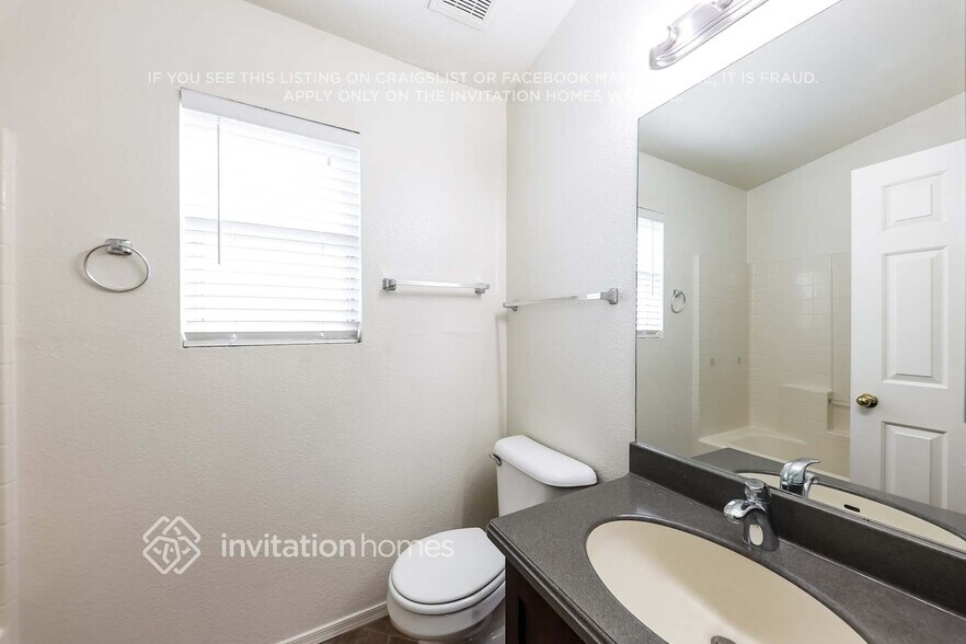 Building Photo - 2406 S Navajo Way