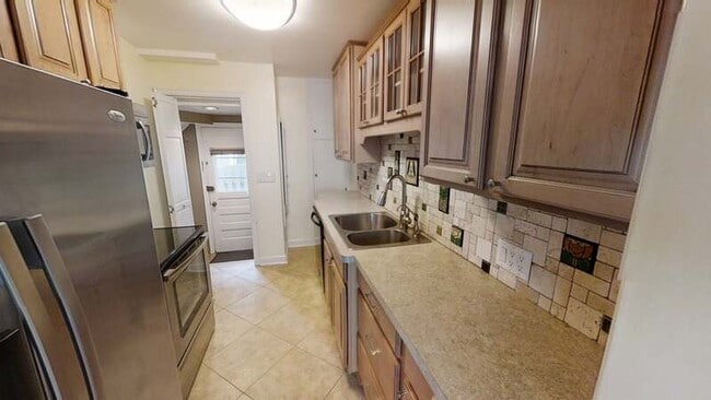 Building Photo - 834 S Main St