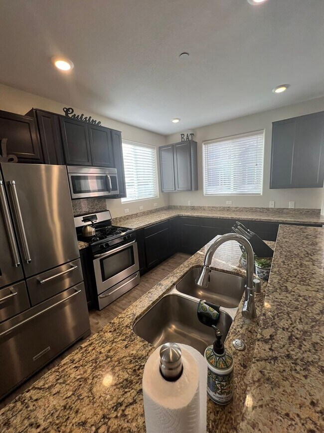 Building Photo - UNFURNISHED - GATED - NO YARD TO MAINTAIN ...