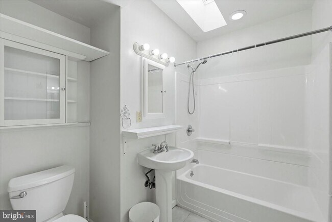 Building Photo - 1347 S 6th St