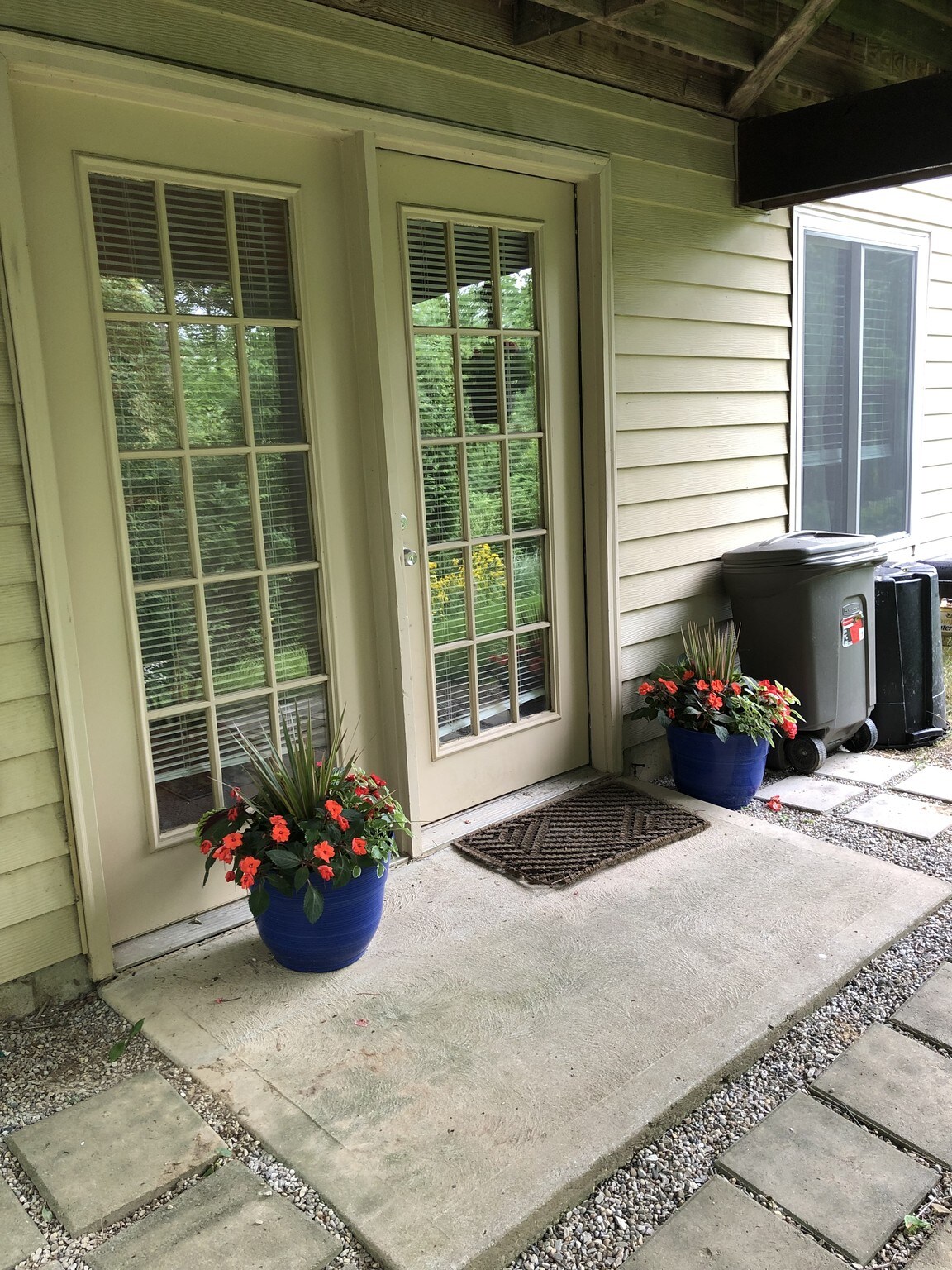 Lower entrance - 11117 Jardin Pl