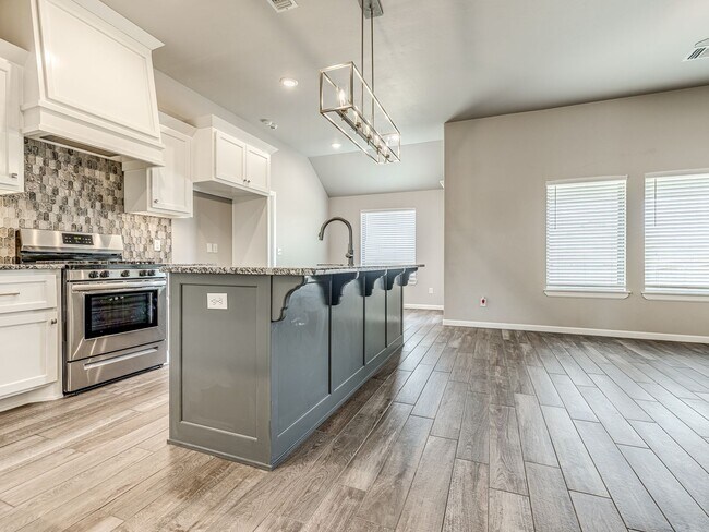 Building Photo - Newer Home in Ironstone + 3 bedrooms + 2 bathrooms + Edmond Schools