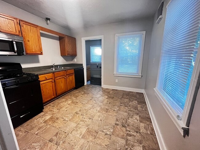 Building Photo - A Nice 2 Bedroom Home Near Church Hills Downs