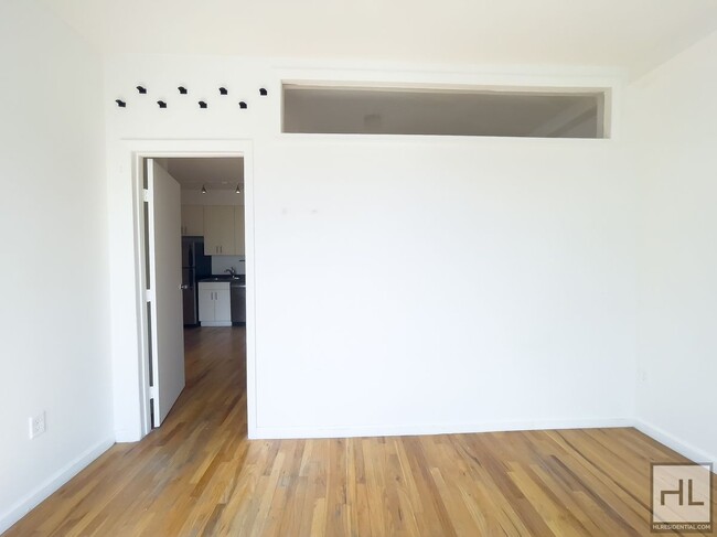 Building Photo - Spacious Sunlit 2-Bed 1-Bath / Great Bushw...