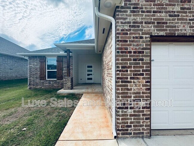 Building Photo - 16305 Villa Valeria Way