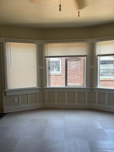 Building Photo - 828 1/2 W 40th Pl
