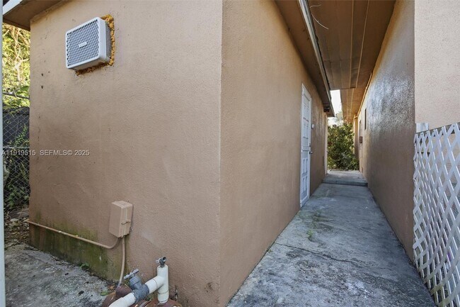 Building Photo - 2445 SW 18th St