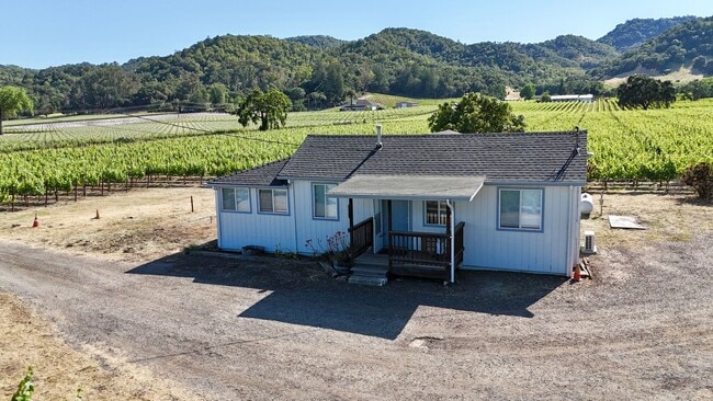 Building Photo - Rare, 2 Bedroom, 1 Bathroom Vineyard Cottage