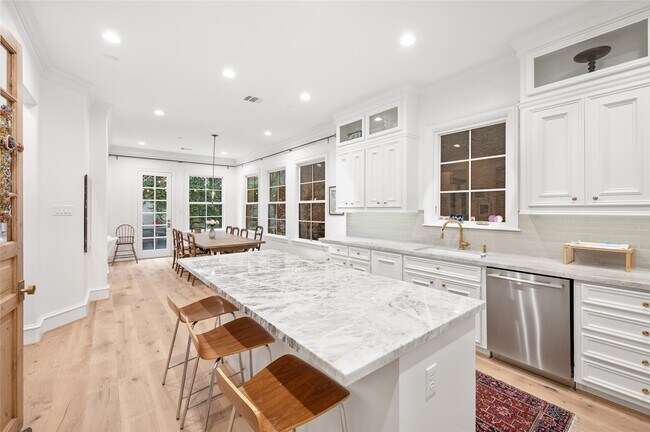 Building Photo - 1235 Wynden Oaks Garden Dr