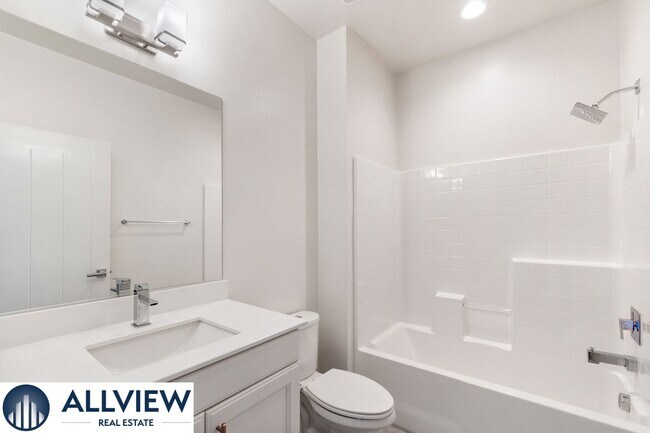 Building Photo - Gorgeous 4 Story Townhome Available in the Highly Desired 17 West Community!