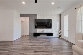 Building Photo - 21611 Shadowbrook Birch Dr