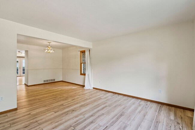 Building Photo - Spacious Home in a Great Location!