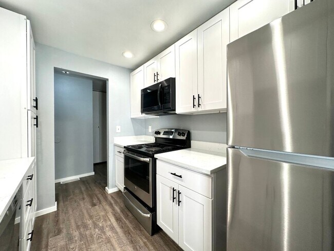 Building Photo - 2Bd/1.75Ba Kirkland Condo