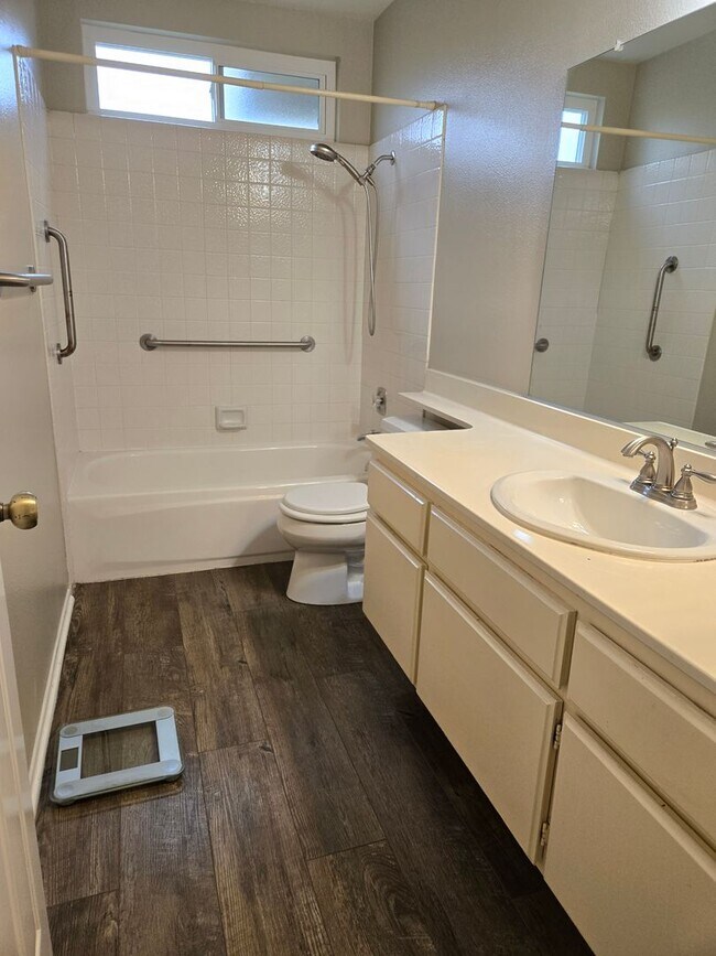 Building Photo - Santa Ana - Spacious 2 Bedroom, 2 Bath Hou...