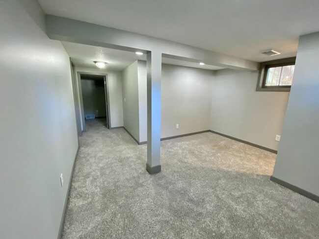 Building Photo - 640 E Dover Ct