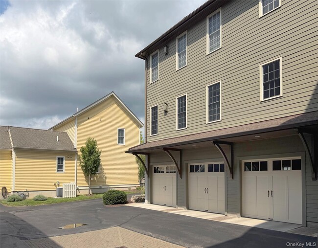 Building Photo - 19 Cropsey St