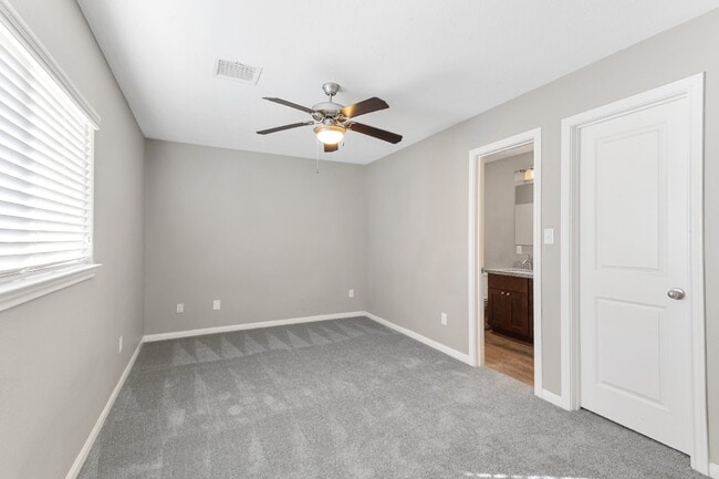 Building Photo - 124 Artesian Way