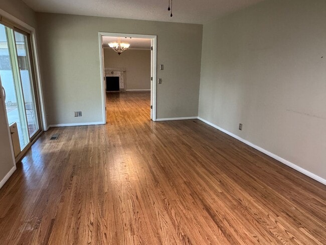 Building Photo - 4 Bedroom, 2 Bathroom Home near Louisiana & Osuna