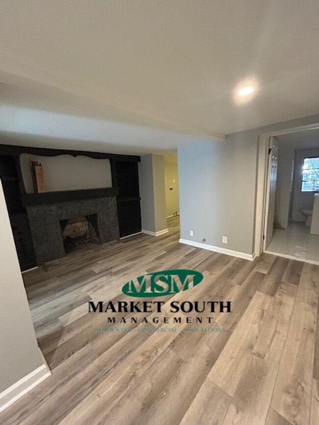 Building Photo - RENOVATED ONE BEDROOM ON THE BEAUTIFUL JONES STREET!!!