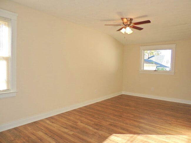 Building Photo - 3 Bedroom Bungalow for Rent!