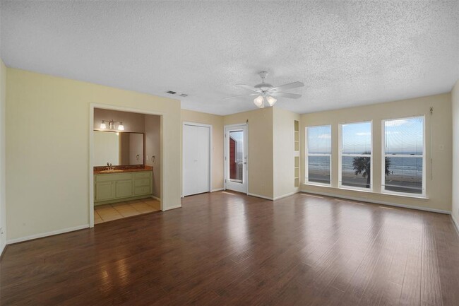 Building Photo - 8416 Seawall Blvd