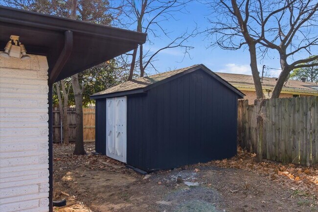 Building Photo - "Spacious 3-Bed, 2-Bath Gem with 2,155 Sq. Ft. on University Drive in Arlington, TX!"