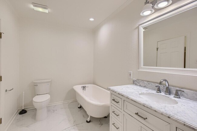 Building Photo - Updated & charming Lavaca home with large fenced yard