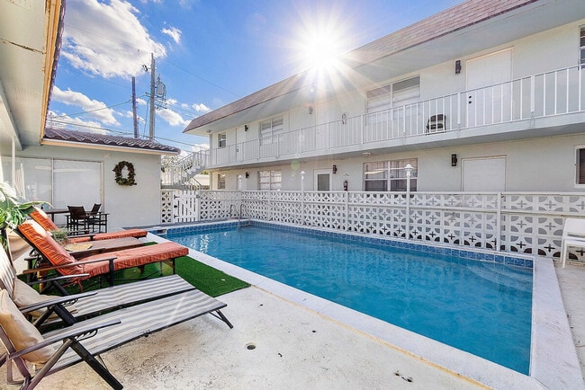 Building Photo - 560 SE 23rd Ave