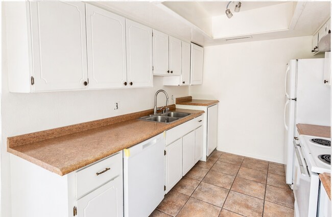 Building Photo - Green and Lush community, centrally located