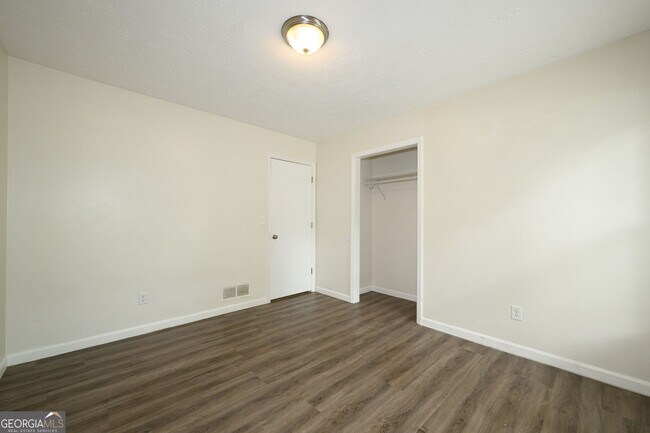 Building Photo - 2100 Whitebluff Way NE