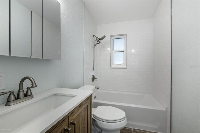 Building Photo - 927 W Olympia Ave