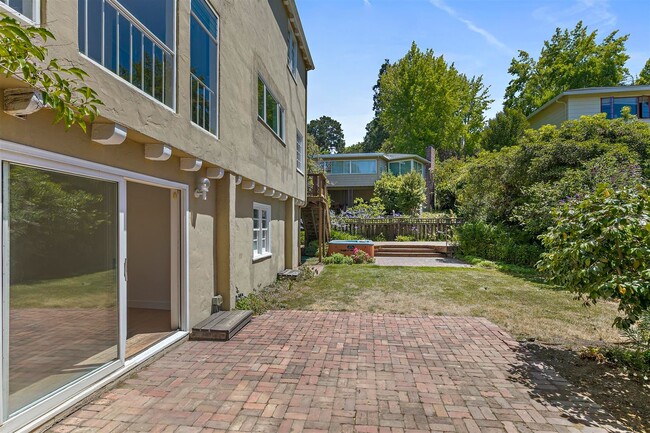 Building Photo - Large, Beautiful Upper Piedmont Home