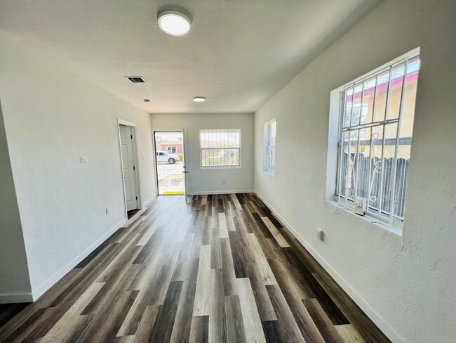 Building Photo - Fabulous Renovation! Gorgeous Three Bedroom and One Bath Home!