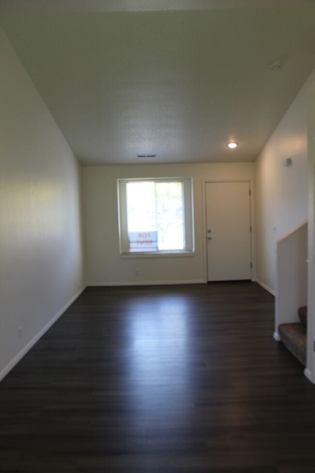 Building Photo - 4 bedroom, 2.5 bath home in quiet Scappoose neighborhood