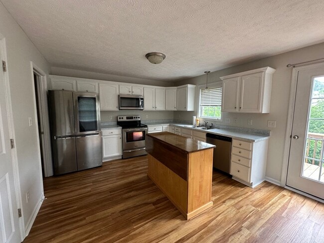 Building Photo - 3-bedroom, 3.5-bathroom nestled in Wyndhur...