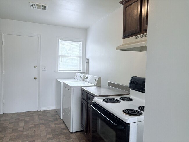 Building Photo - Two bedroom house in N. OKC