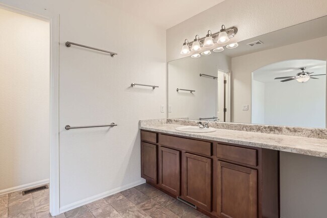 Building Photo - 3 bedroom townhome on north side, attached...
