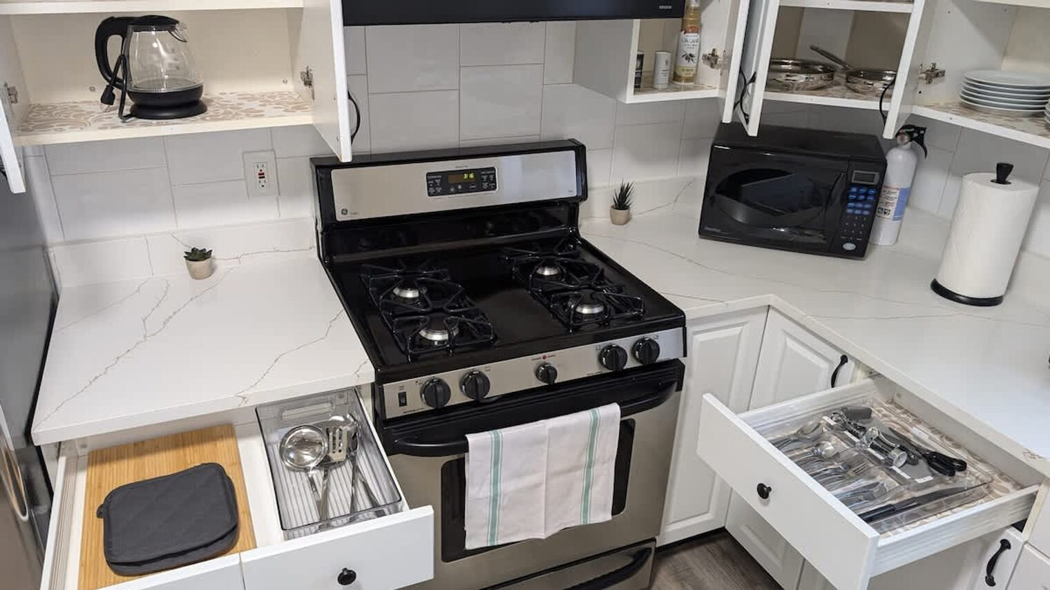 Building Photo - 1626 Union Turnpike