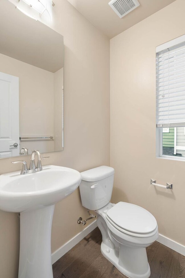 Building Photo - 4326 NE 3rd St