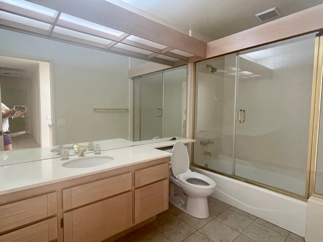 2nd floor full bathroom - 1915 Discovery Village Ln